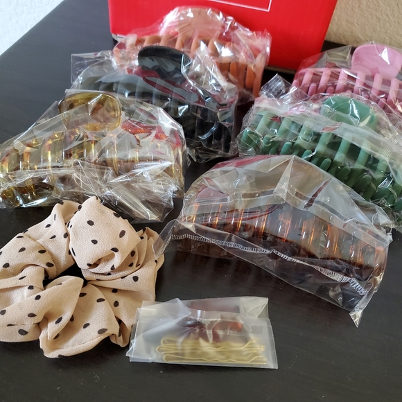 Accessories - NIB Set of Hair Accessories